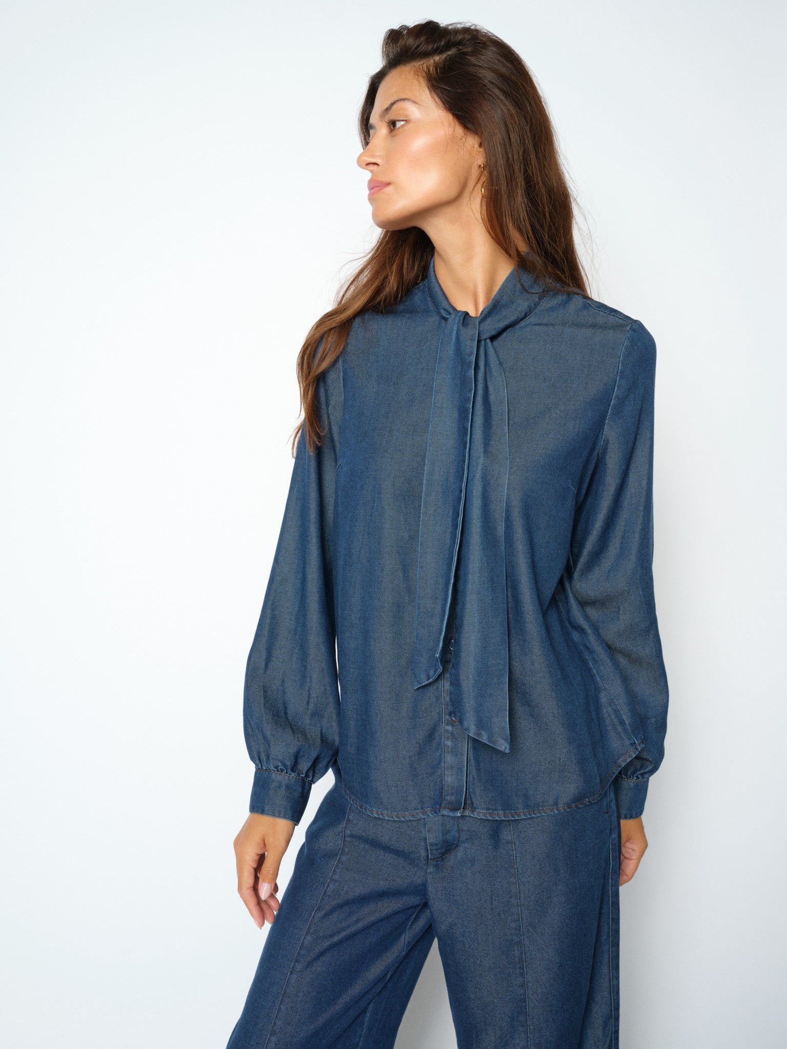 Modelshot / Dark Blue / Detail